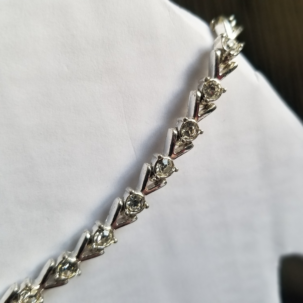Silvertone Avon Tennis Bracelet V Shaped With Clear Rhinestones EUC - Picture 6 of 10